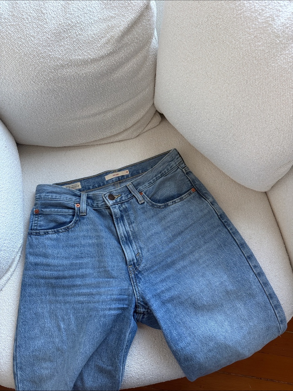 Levi's Straight (Dad Jean) Leg Jeans in Light Blue Wash - Picture 3 of 3